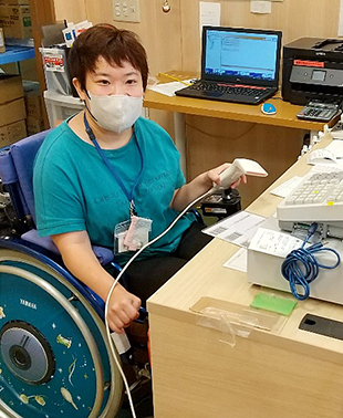 アンテナショップのレジで笑顔