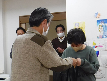 表彰状を渡す