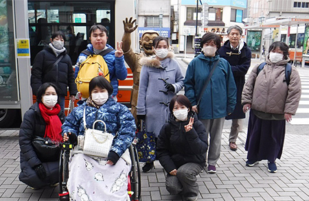 駅で集合写真