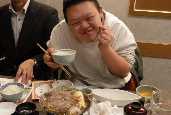 おいしくてほっぺが落ちそうのポーズ