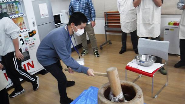 重心を低くして餅つき
